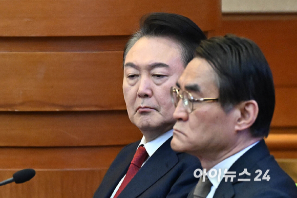 윤석열 대통령이 11일 서울 종로구 헌법재판소에서 열린 '윤석열 대통령 탄핵심판 7차 변론'에 출석하고 있다. [사진=사진공동취재단]