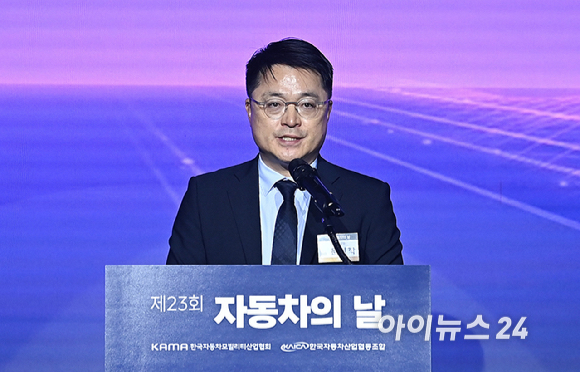 문신학 산업통상부 차관이 12일 서울 반포 JW메리어트호텔에서 열린 '제23회 자동차의 날' 기념행사에서 축사를 하고 있다. [사진=곽영래 기자]