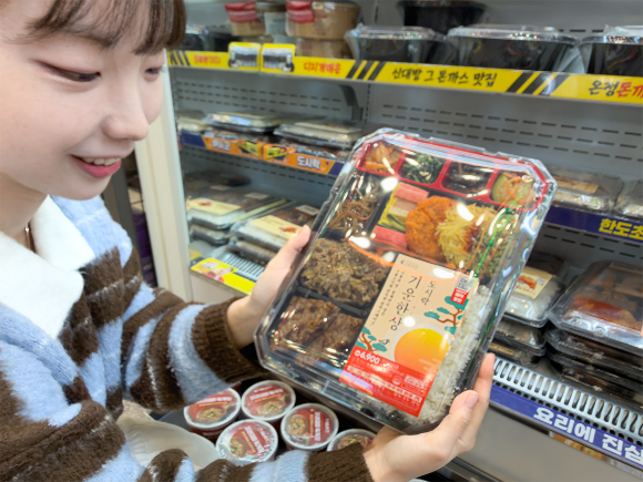 모델이 CU에서 설 명절 간편식을 소개하고 있다. [사진=BGF리테일]