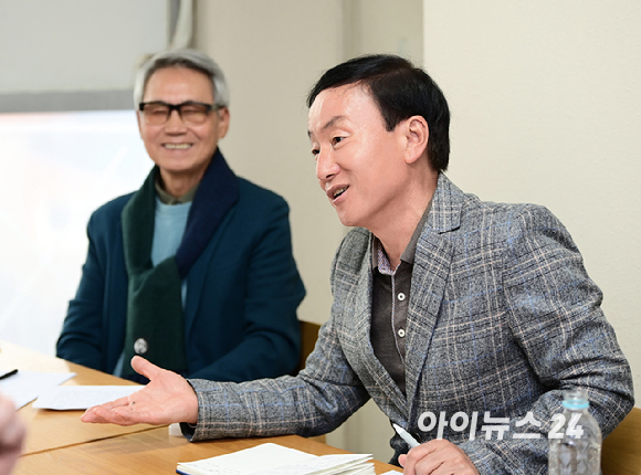 (왼쪽부터) 김병철 KCGI자산운용 대표이사, 박동석 아이뉴스24 사장 겸 편집인, 주명룡 은퇴자협회장, 이근면 성균관대 특임교수, 윤석명 한국보건사회연구원 명예연구위원 겸 연금연구회장이 23일 서울 마포구 상수동 아이뉴스24에서 열린 연금개혁좌담회에 앞서 포즈를 취하고 있다. [사진=정소희 기자]