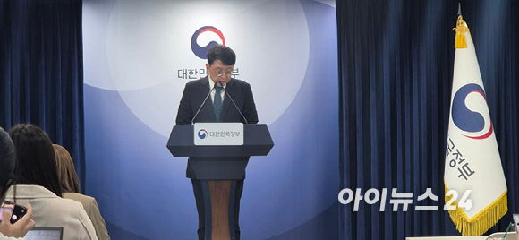 최우혁 과학기술정보통신부 정보보호네트워크 정책실장이 30일 오전 서울 종로구 정부서울청사에서 휴대전화 부정사용 방지 종합대책(안면인증 등 관련)을 발표하고 있다. [사진=서효빈 기자]