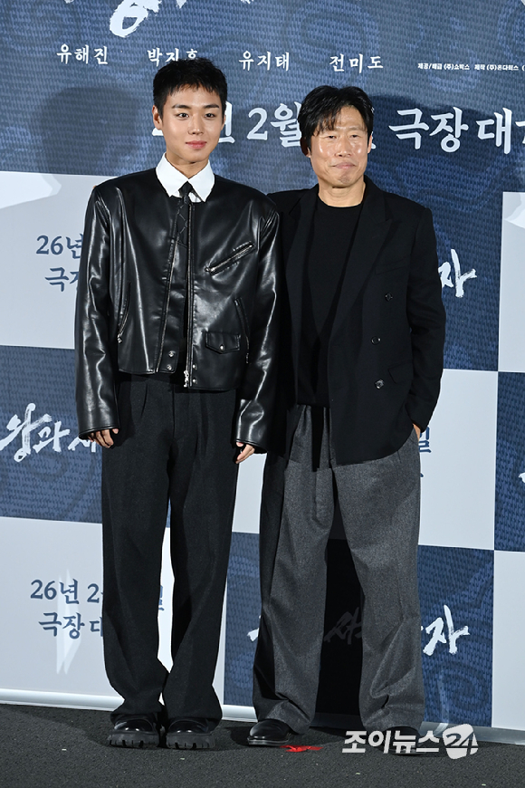 배우 박지훈, 유해진이 19일 오전 서울 용산구 CGV용산아이파크몰점에서 열린 영화 '왕과 사는 남자'(감독 장항준) 제작보고회에 참석해 포즈를 취하고 있다. [사진=문수지 기자]