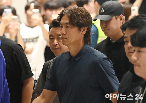북중미월드컵 조별예선 탈락한 축구대표팀 홍명보 전 감독이 지난달 30일 오전 인천공항 제2청사를 통해 귀국하고 있다. [사진=곽영래 기자]