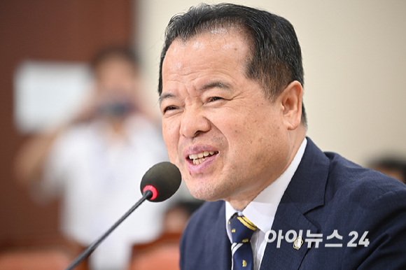 위철환 중앙선거관리위원회 위원 후보자가 1일 서울 여의도 국회에서 열린 행정안전위원회 인사청문회에서 질의에 답변하고 있다. [사진=곽영래 기자]