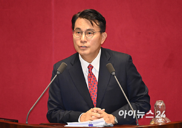 윤상현 국민의힘 의원이 20일 서울 여의도 국회에서 열린 본회의에서 윤석열&middot;김건희에 의한 내란&middot;외환 및 국정농단 행위의 진상규명을 위한 특별검사 임명 등에 관한 법률 일부개정법률안에 대해 무제한토론(필리버스터)을 하고 있다. [사진=곽영래 기자]