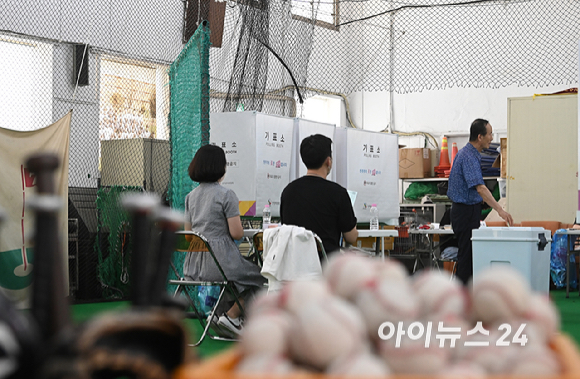제9회 전국동시지방선거 및 국회의원 재&middot;보궐 선거가 시작된 3일 서울 중구 청구초등학교 야구부실내훈련장에 마련된 투표소에서 시민들이 투표를 하고 있다. [사진=곽영래 기자]