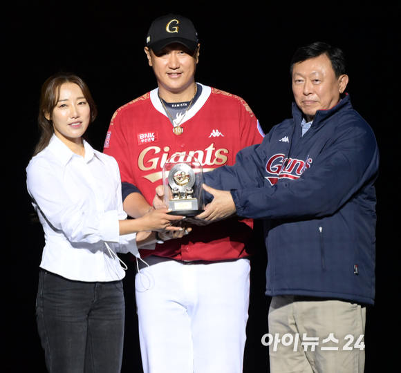 '조선의 4번 타자' 롯데 이대호의 은퇴식이 8일 부산 동래구 사직야구장에서 열린 가운데 이대호의 다양한 모습. [사진=정소희 기자]