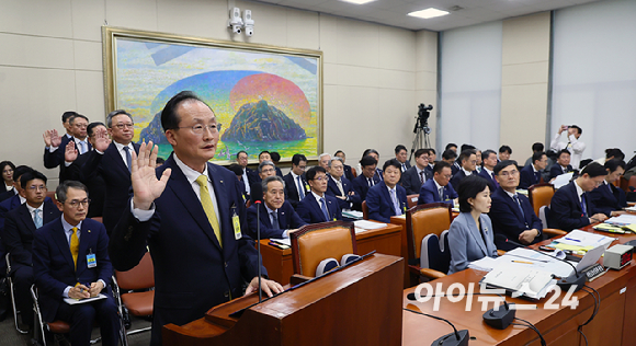 (왼쪽부터)이환주 KB국민은행장-정상혁 신한은행장-이호성 하나은행장-정진완 우리은행장-강태영 NH농협은행장 19일 오후 서울 여의도 국회에서 진행된 정무위원회 금융감독원 등 국정감사에 증인으로 출석해 선서하고 있다. [사진=정소희 기자]