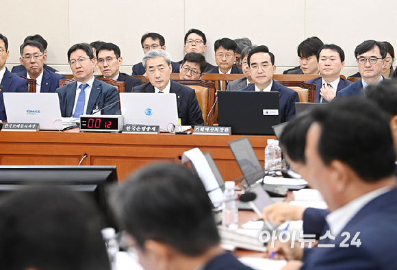 신현송 한국은행 총재가 9일 서울 여의도 국회에서 열린 재정경제기획위원회 전체회의에서 질의에 답변하고 있다. [사진=곽영래 기자]