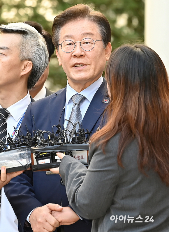 이재명 더불어민주당 대표가 15일 서울 서초구 서울중앙지방법원에서 열린 '공직선거법 위반' 1심 선고 공판에서 징역 1년에 집행유예 2년을 선고받은 뒤 법원을 나서고 있다. [사진=곽영래 기자]