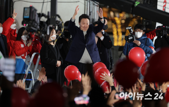 윤석열 국민의힘 대선후보가 지난 7일 저녁 경기도 평택역 앞에서 열린 유세에서 지지를 호소하고 있다. [사진=국회사진취재단]