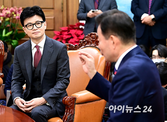 한동훈 국민의힘 비상대책위원장이 29일 오전 서울 여의도 국회에서 김진표 국회의장을 예방하고 있다. [사진=곽영래 기자]