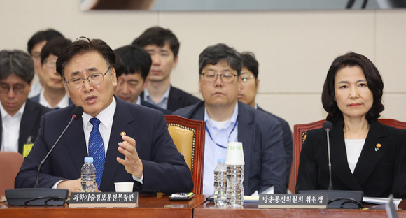 27일 국회 과학기술정보방송통신위원회 전체회의에서 유상임 과학기술정보통신부 장관이(왼쪽 첫 번째) 의원 질의에 답하고 있다. [사진=연합뉴스]