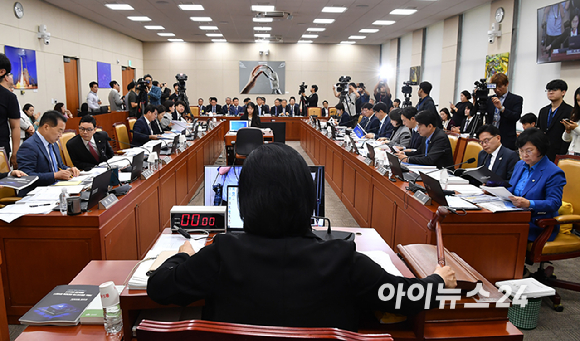 최민희 국회 과학기술정보통신위원회 위원장이 14일 국회 과학기술정보방송통신위원회에서 열린 국정감사에서 의사봉을 두드리고 있다. [사진=곽영래 기자]