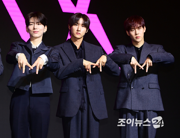 그룹 몬스타엑스가 16일 오후 서울 영등포구 여의도 콘래드 호텔에서 열린 몬스타엑스(MONSTA X) 데뷔 10주년 기념 기자간담회에 참석해 포토타임을 갖고 있다. [사진=정소희 기자]