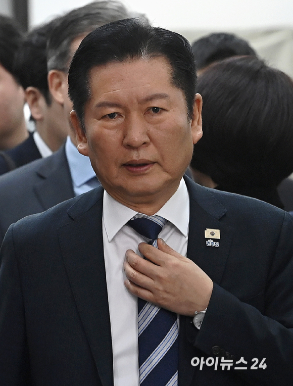 정청래 더불어민주당 대표가 17일 서울 여의도 국회에서 열린 검찰개혁 관련 당 대표 긴급 기자회견에 참석하고 있다. [사진=곽영래 기자]