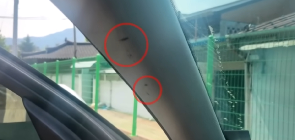 10대 여학생들에게 차량 절도 피해를 당했다는 한 남성의 사연이 전해졌다. 사진은 블랙박스에 담긴 여학생들의 운전 장면. [사진=JTBC]