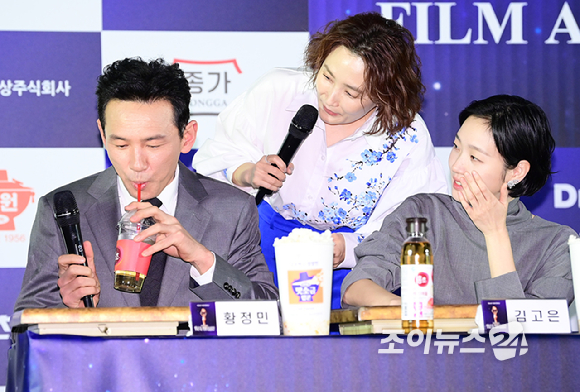 29일 오전 서울 영등포구 CGV 여의도에서 열린 제45회 청룡영화상 수상자들과 함께하는 핸드프린팅 행사에서 홍초 음료를 마시는 황정민을 박경림과 김고은이 바라보고 이다. [사진=정소희 기자]