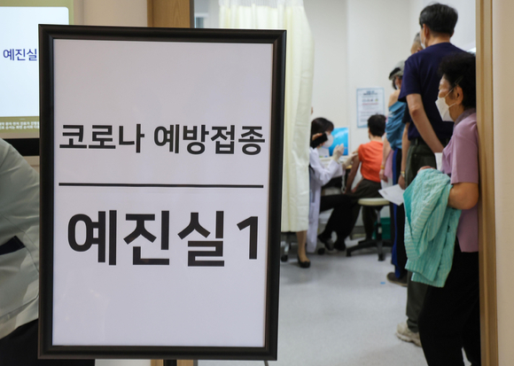 서울 강서구 부민병원을 찾은 시민들이 접종을 대기하고 있다.  [사진=뉴시스]
