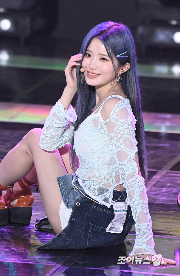 그룹 프로미스나인 송하영이 12일 오후 서울 마포구 상암동 SBS프리즘타워에서 열린 SBS M '더쇼' 생방송 현장에서 멋진 무대를 선보이고 있다. [사진=정소희 기자]