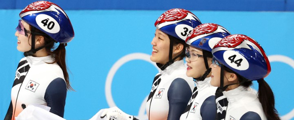 13일 중국 베이징에 있는 캐피털 경기장에서 열린 2022 베이징 동계올림픽 쇼트트랙 여자 계주 3000m 결선에 나선 한국 여자대표팀은 은메달을 차지했다. [사진=뉴시스]