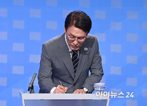 김민석 더불어민주당 당대표 후보가 12일 서울 목동 SBS에서 열린 당대표 후보자 토론회를 준비하고 있다. [사진=곽영래 기자]
