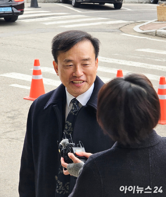 김종철 초대 방송미디어통신위원장(왼쪽)이 19일 오전 정부과천청사 방미통위에 첫 출근하는 길에 취재진과 만나 질의에 답변하고 있다. [사진=안세준 기자]