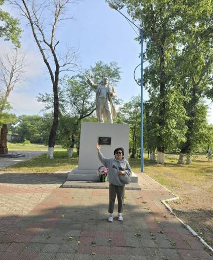 윤영선 법무법인 광장 고문 아내 송모 씨가 벨로고르스크 중앙공원 레닌 동상 앞에서 사진을 찍고 있다. [사진=윤영선]