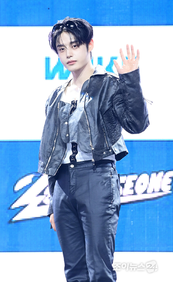 그룹 제로베이스원 김지웅이 1일 오후 서울 용산구 한남 블루스퀘어에서 열린 제로베이스원(ZEROBASEONE) 정규 1집 '네버 세이 네버(NEVER SAY NEVER)' 쇼케이스에 참석하고 있다. [사진=정소희 기자]