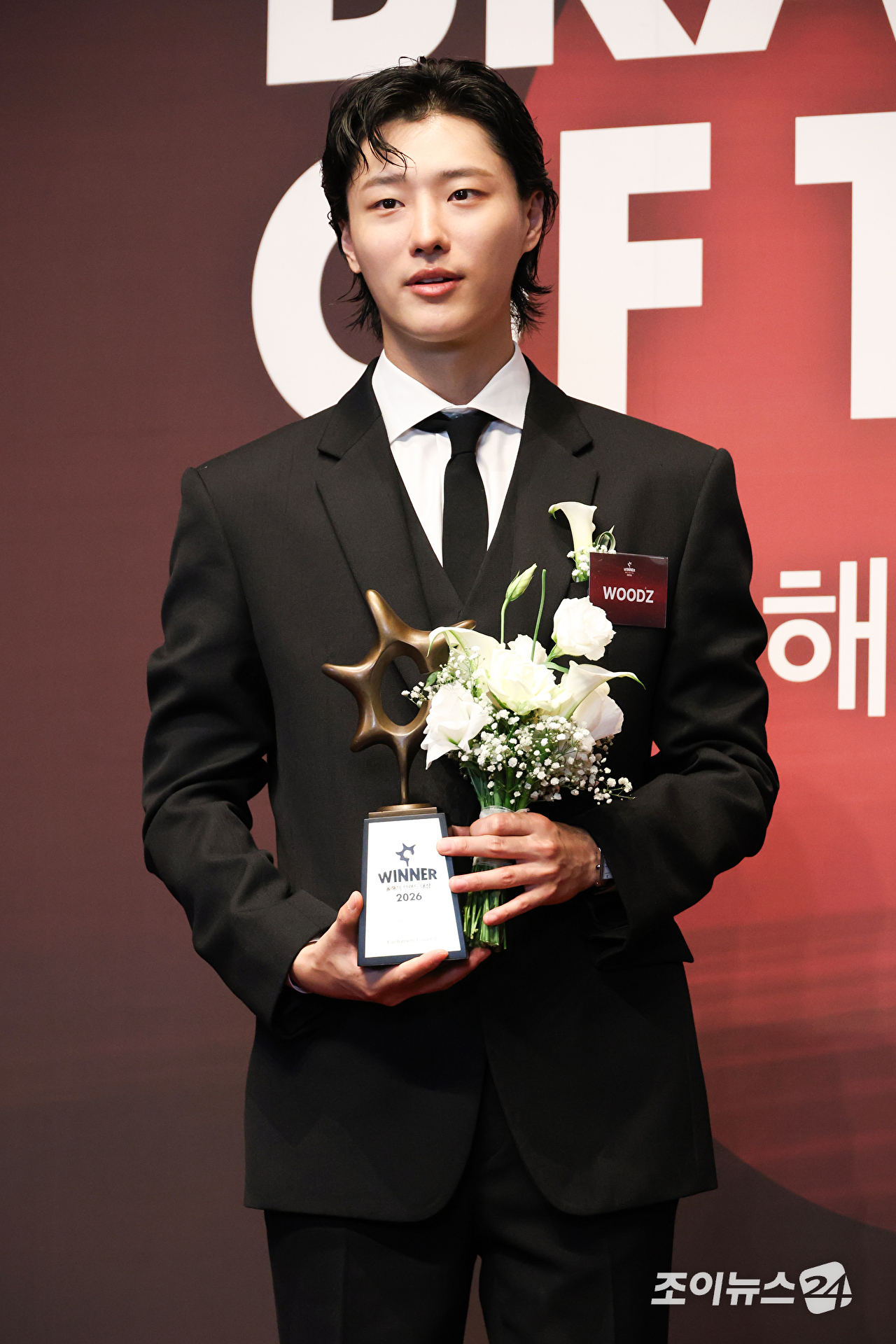 가수 우즈가 1일 오전 서울 중구 신라호텔에서 진행된 '2026 올해의 브랜드 대상' 포토월 행사에 참석해 포즈를 취하고 있다. [사진=문수지 기자]