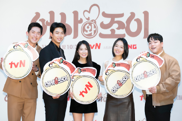 배우 민진웅, 옥택연, 김혜윤, 이상희, 박강섭(왼쪽부터)이 3일 오후 tvN 15주년 특별기획 월화드라마 '어사와 조이'의 온라인 제작발표회에서 포즈를 취하고 있다. [사진=tvN]