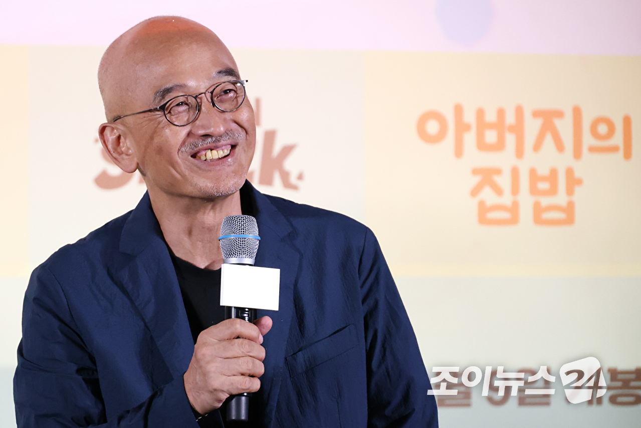 이준익 감독이 3일 오후 서울 송파구 롯데시네마 월드타워점에서 진행된 영화 '아버지의 집밥'(감독 이준익) 언론시사회에 참석해 소감을 말하고 있다. [사진=문수지 기자]