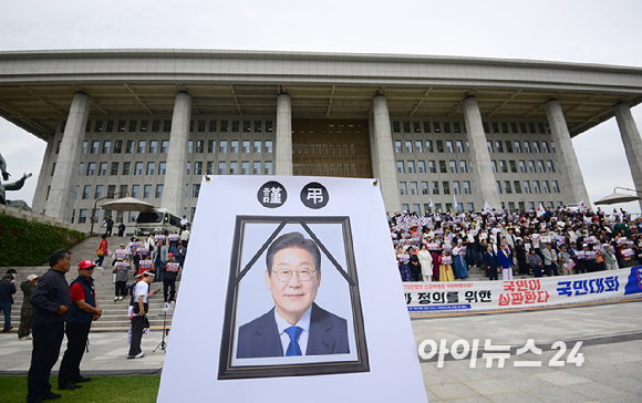 10일 오후 서울 여의도 국회 본청 앞 계단에서 열린 '국민이 심판한다' 국민대회에서 한 참석자가 만든 이재명 대통령의 영정이 놓여져 있다. [사진=정소희 기자]