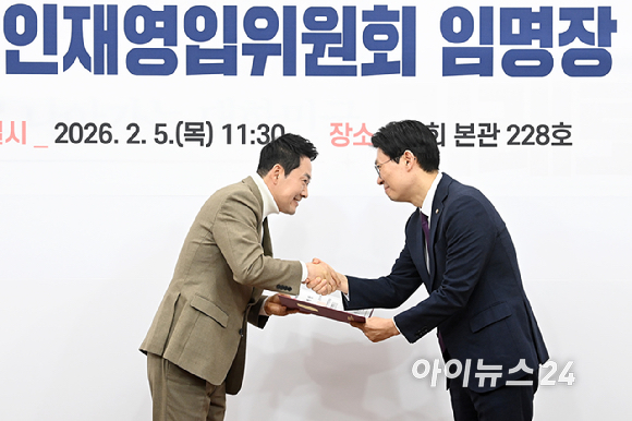 장동혁 국민의힘 대표가 5일 서울 여의도 국회에서 열린 인재영입위원회 임명장 수여식에서 조정훈 인재영입위원장에게 임명장을 수여하고 있다. [사진=곽영래 기자]