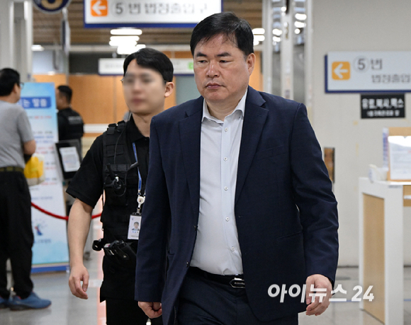 '특정범죄가중처벌등에관한법률위반(뇌물) 등 혐의'를 받는 유동규 전 성남도시개발공사 기획본부장이 21일 서울 서초구 서울중앙지법에 출석하고 있다. [사진=사진공동취재단 ]