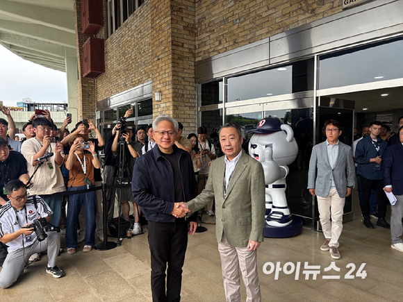 젠슨황 엔비디아 최고경영자(CEO)와 박정원 두산그룹 회장(오른쪽)이 7일 서울 잠실야구장에서 열리는 두산베어스와 키움히어로즈 경기에 앞서 기념 촬영을 진행하고 있다. [사진=이한얼 기자]