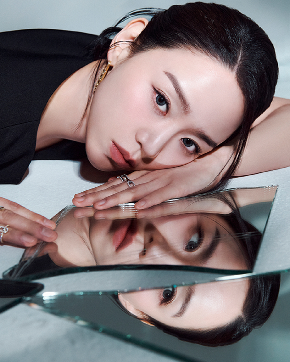 배우 신혜선이 넷플릭스 시리즈 '레이디 두아' 인터뷰에 앞서 포즈를 취하고 있다. [사진=넷플릭스]