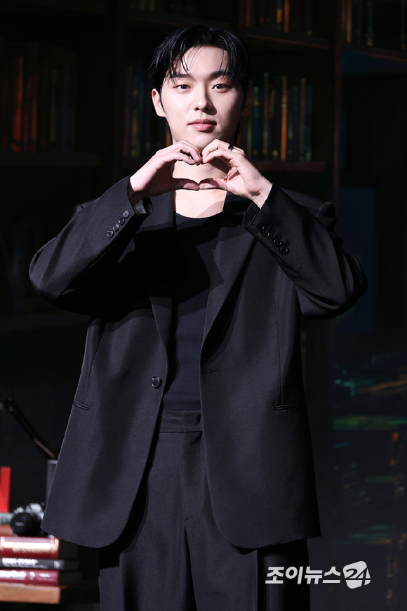 배우 최현욱이 넷플릭스 시리즈 '맨 끝줄 소년' 인터뷰에 앞서 포즈를 취하고 있다. [사진=넷플릭스]
