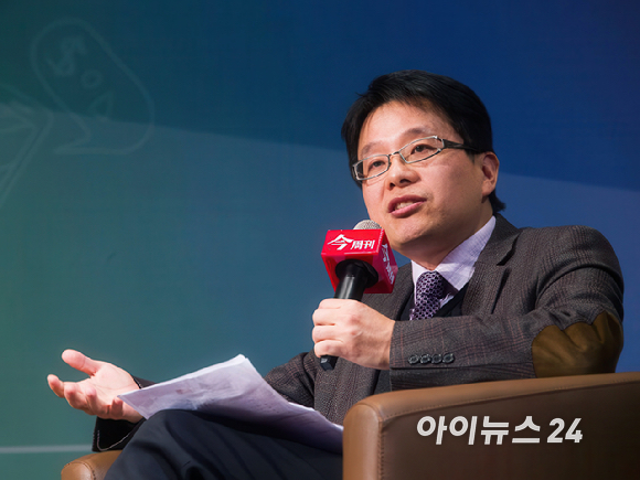 린훙원 금주간(대만 경제지) 고문이 자신의 저서 'TSMC 세계 1위의 비밀' 한국어판을 들고 있다. [사진=린훙원]
