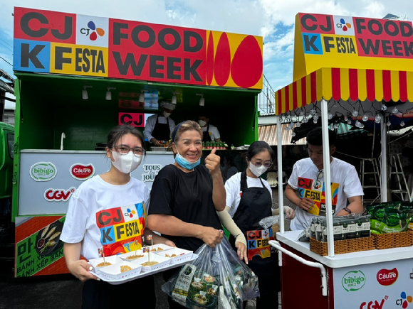 지난해 2024 CJ K FESTA 푸드 위크를 즐기는 베트남 소비자. [사진=CJ]