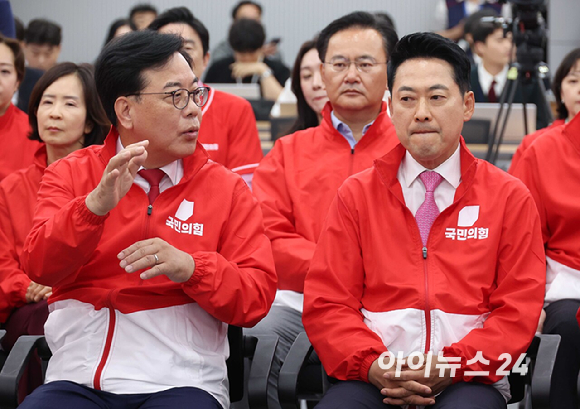 장동혁 국민의힘 대표와 선거대책위원회 관계자들이 3일 오후 서울 여의도 중앙당사에서 6&middot;3 지방선거와 재보궐선거 출구조사 결과 방송을 보고 있다. [사진=국회사진취재단]