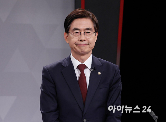 국민의힘 당대표 후보들이 17일 서울 여의도 KBS에서 열린 2차 TV토론회에 앞서 포즈를 취하고 있다. 김문수(왼쪽부터), 조경태, 안철수, 장동혁, 국민의힘 당대표 후보 [사진=국회사진기자단]