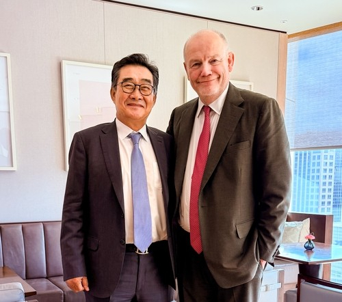 유경선 유진그룹 회장(왼쪽)과 마크 톰슨 CNN 회장. [사진=유진그룹]