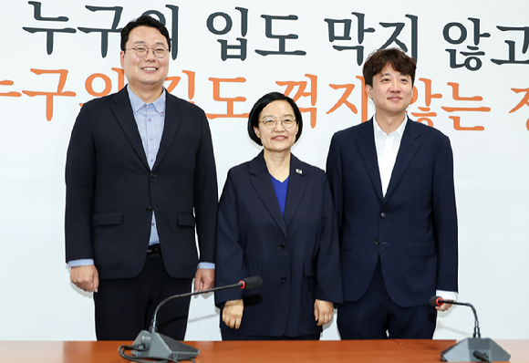 한성숙 국무총리(가운데)가 10일 국회에서 취임 인사차 개혁신당을 방문해 이준석 대표(오른쪽), 천하람 원내대표와 기념 촬영을 하고 있다. 2026.7.10 [사진=연합뉴스]