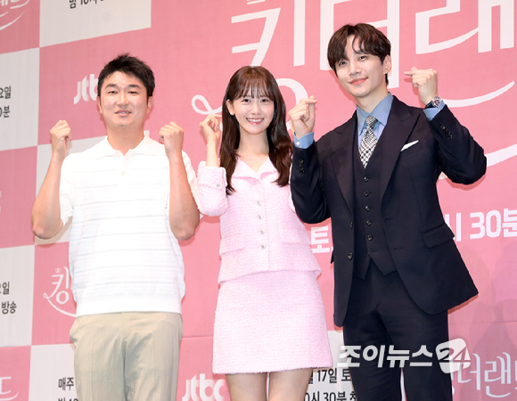 배우 임윤아와 이준호가 15일 오후 서울 구로구 신도림동 라마다서울신도림호텔에서 열린 JTBC 새 토일드라마 '킹더랜드' 제작발표회에 참석하고 있다. [사진=정소희 기자]