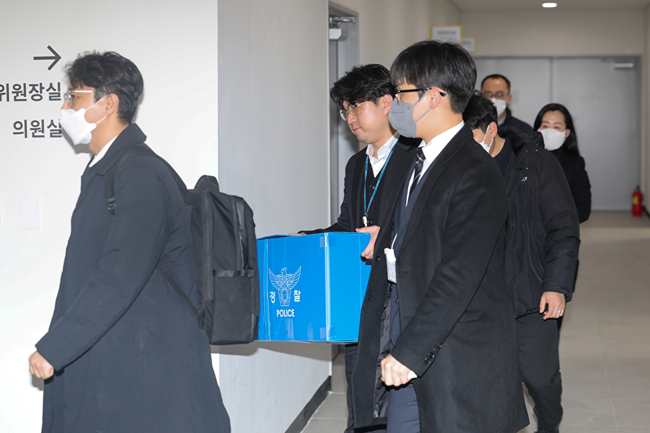 김병기 더불어민주당 의원이 19일 서울 여의도 국회 소통관에서 현안 관련 기자회견을 마친 뒤 떠나고 있다. [사진=곽영래 기자]