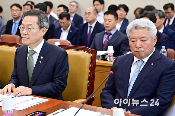 이종호 과학기술정보방송통신부 장관과 김홍일 방송통신위원장이 25일 오후 서울 여의도 국회에서 열린 과학기술정보방송통신위원회 전체회의에 참석하고 있다. [사진=곽영래 기자]