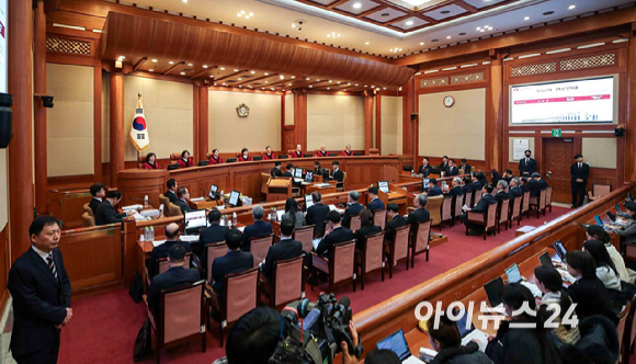 윤석열 대통령이 11일 오전 서울 종로구 헌법재판소에서 열린 윤석열 대통령 탄핵 심판 7차 변론기일에 출석하고 있다. [사진=사진공동취재단]