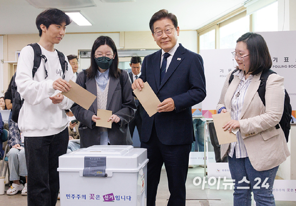 이재명 더불어민주당 후보가 29일 서울 서대문구 신촌동 주민센터 투표소에서 청년들과 함께 제 21대 대통령선거 사전투표를 하고 있다. [사진=곽영래 기자]