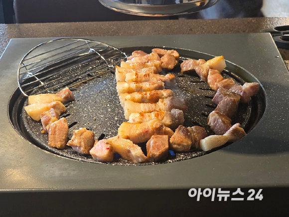 삼겹살이 올바르게 구워지는 모습. [사진=구서윤 기자]